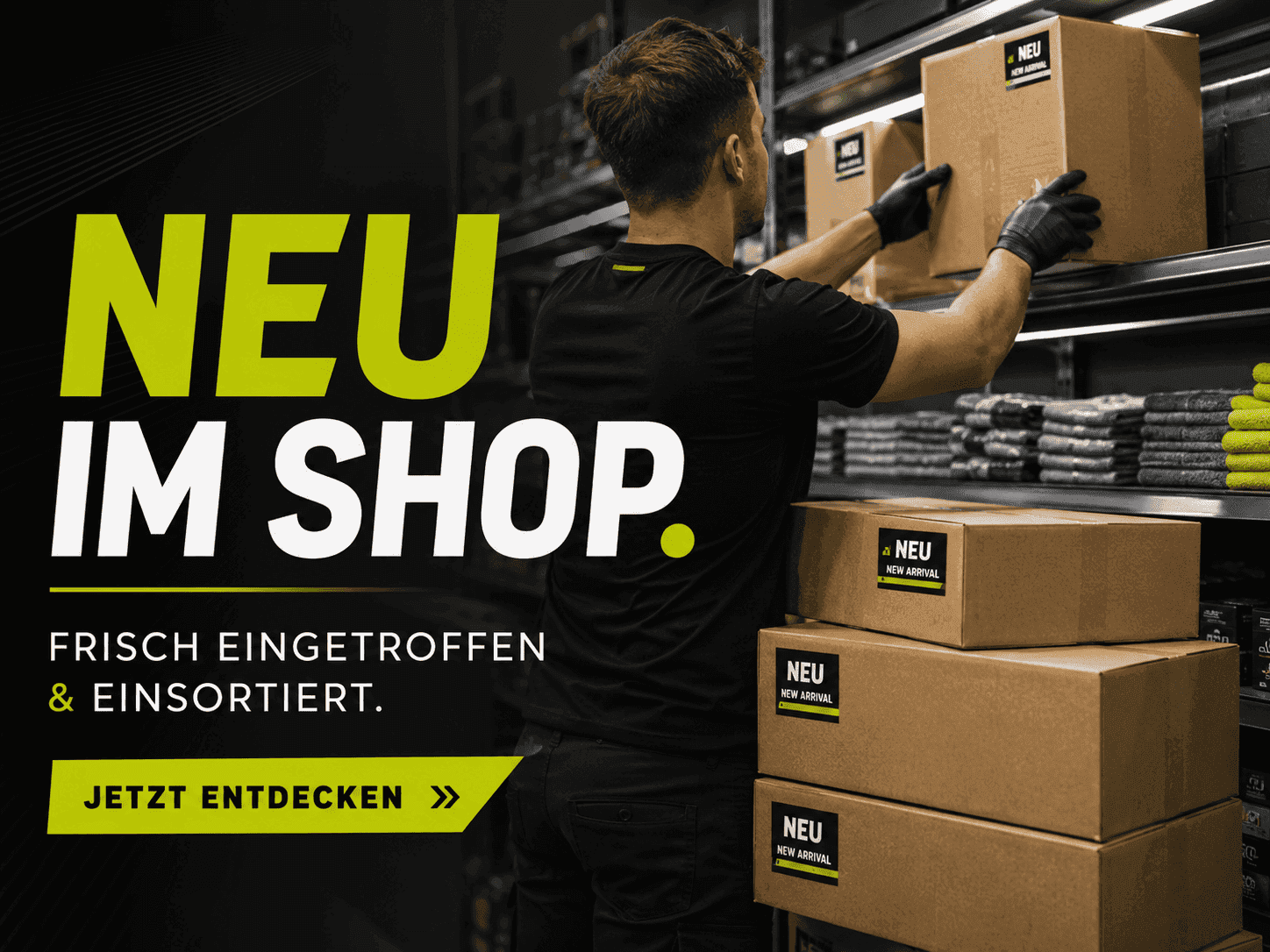 Neue Autopflegeartikel frisch im Shop eingetroffen und einsortiert im Lager mit Kartons und Mikrofasertüchern.